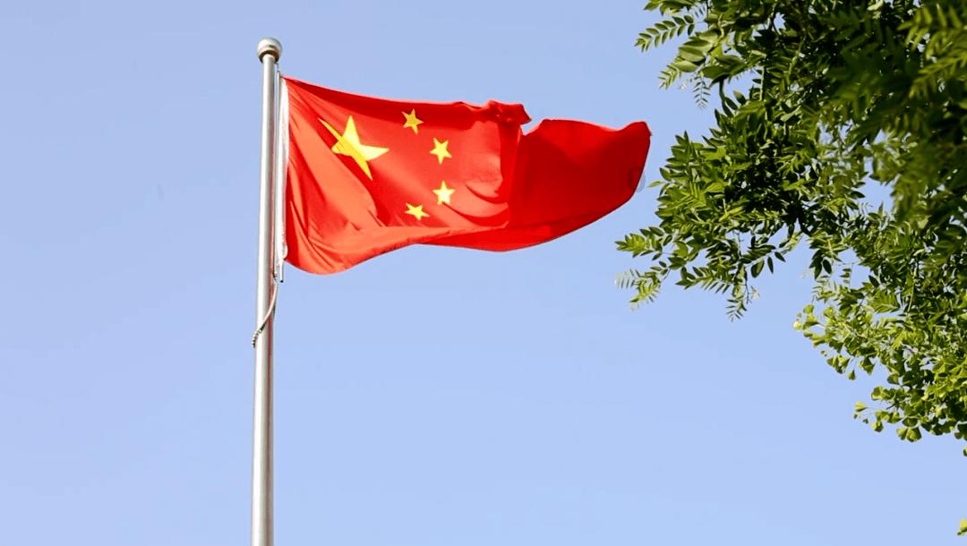 沙滩游玩的女孩们
